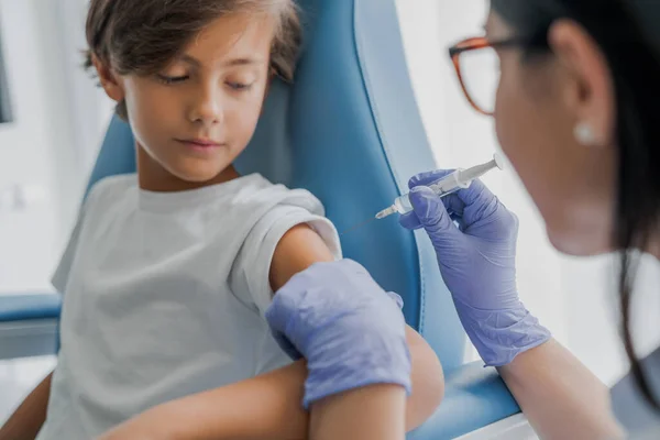 Médico Femenino Adulto Medio Listo Para Hacer Inyección Visitante Adolescente — Foto de Stock