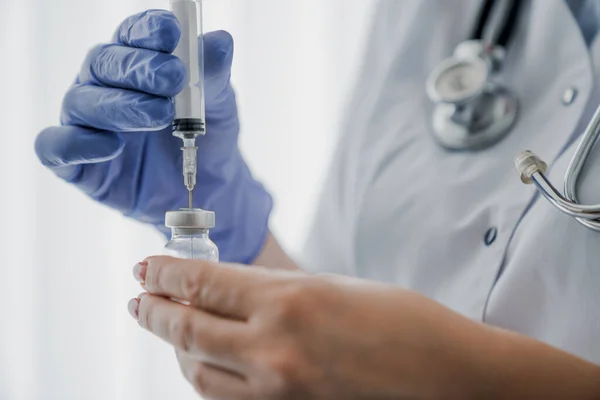 Sluiten Van Handen Van Arts Die Zich Voorbereidt Vaccinatie — Stockfoto