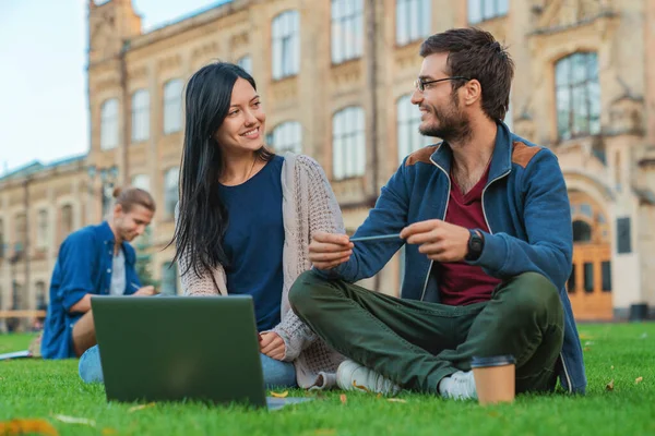 Estudantes Felizes Estudando Pausa Usando Laptop Gramado Campus Com Prédio — Fotografia de Stock