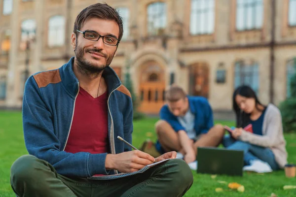 Retrato Jovem Estudante Sexo Masculino Observando Enquanto Alunos Usando Laptop — Fotografia de Stock