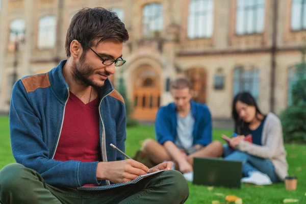 Jovem Mestiço Estudante Sexo Masculino Observando Enquanto Alunos Usando Laptop — Fotografia de Stock