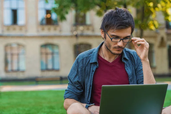 Jovem Caucasiano Óculos Usando Seu Laptop Grama — Fotografia de Stock