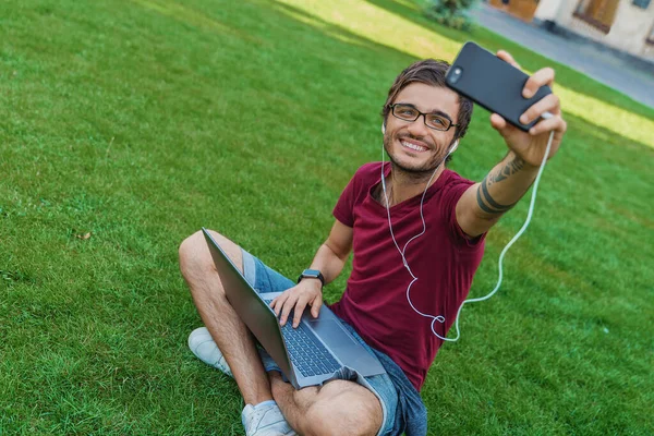 Junger Mann Mit Laptop Beim Selfie Machen Oder Videoanruf Gras — Stockfoto