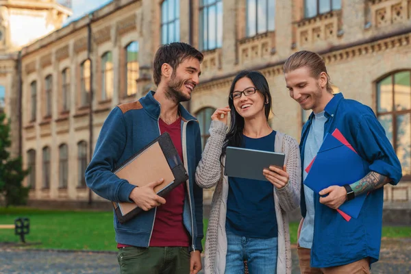 Grupo Étnico Multi Estudante Universidade Sorrindo Olhando Para Tablet — Fotografia de Stock