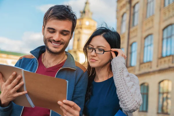 Pareja Estudiantes Pie Aire Libre Lectura Copybooks — Foto de Stock