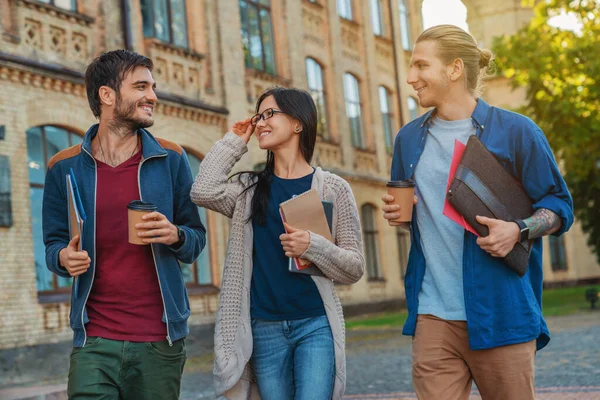 Alegre Estudiantes Universitarios Caminando Campus Aire Libre — Foto de Stock