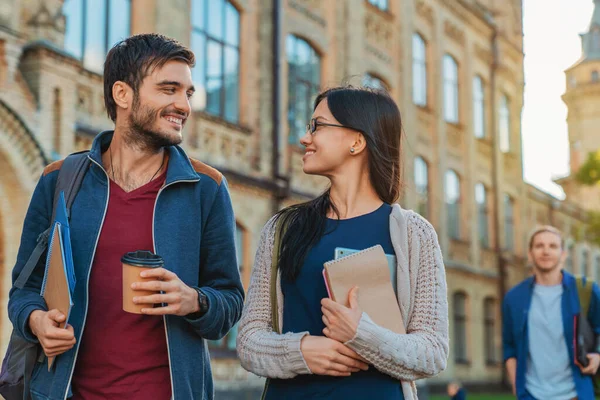 Çok Irklı Öğrenciler Üniversitede Yürürken Ara Verip Iletişim Kuruyorlar — Stok fotoğraf