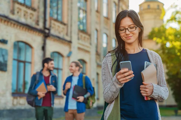 Joven Estudiante Con Mochila Usando Teléfono Celular Mientras Está Pie — Foto de Stock