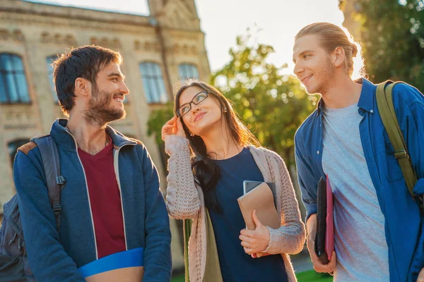 Grupa Różnorodnych Studentów Poza Uśmiechnięciem Się Rozmawianiem Razem Pobliżu Uniwersytetu — Zdjęcie stockowe