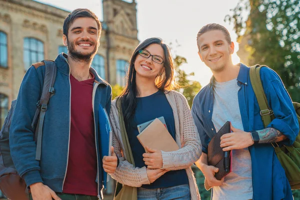 Grupo Diversos Estudiantes Fuera Sonriendo Juntos Cerca Universidad — Foto de Stock