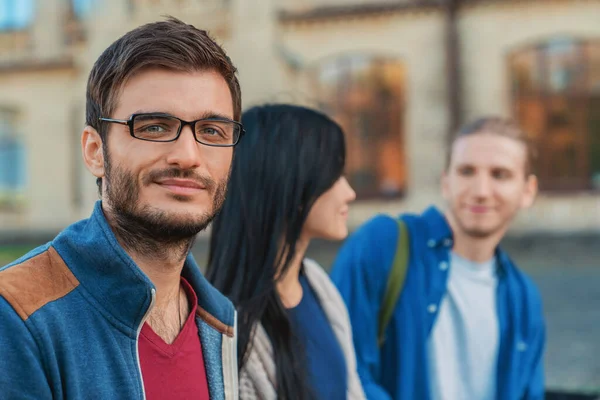 Retrato Del Estudiante Masculino Sonriente Fondo Con Sus Compañeros Alegres — Foto de Stock