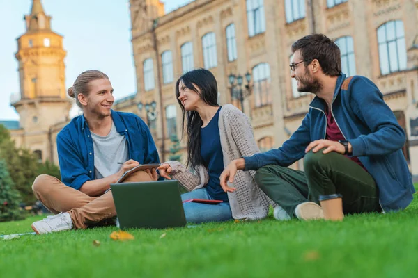 Estudantes Universitários Felizes Usando Laptop Gramado Campus — Fotografia de Stock