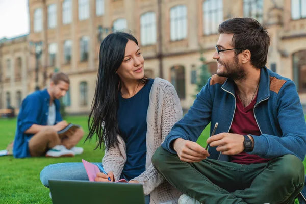 Estudiantes Felices Usando Ordenador Portátil Césped Del Campus Con Mirada — Foto de Stock