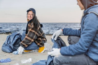 Plajda plastik temizleyen gönüllüler.