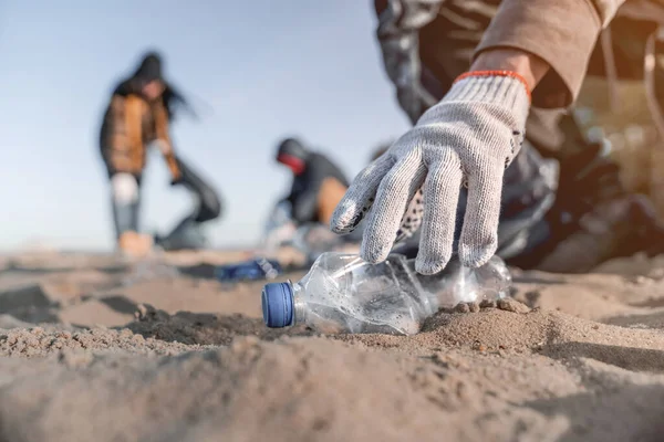 Volunteer Man Collecting Trash Beach Ecology Concept — Stock Photo, Image