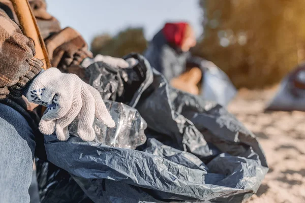 Nahaufnahme Von Kind Handschuhen Beim Sammeln Von Plastikflaschen Strand — Stockfoto