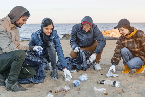 Salve Planeta Grupo Voluntários Recolhendo Lixo Praia — Fotografia de Stock