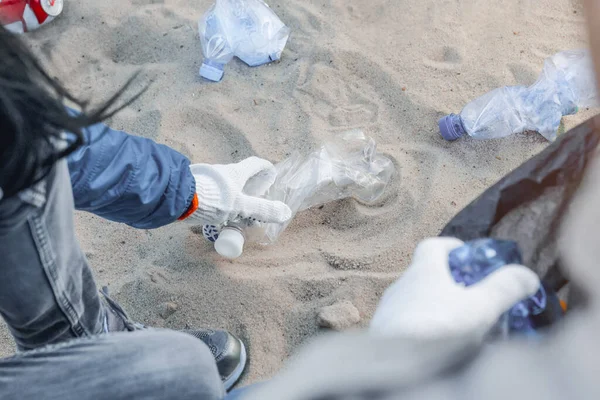Imagem Cortada Menina Pegando Lixo Plástico Com Grupo Voluntários Praia — Fotografia de Stock