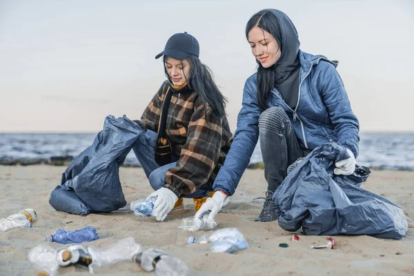 Grupo Voluntários Limpando Linha Praia — Fotografia de Stock