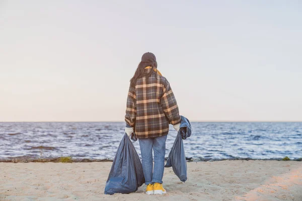 Visão Traseira Menina Praia Com Sacos Recolhidos Lixo — Fotografia de Stock