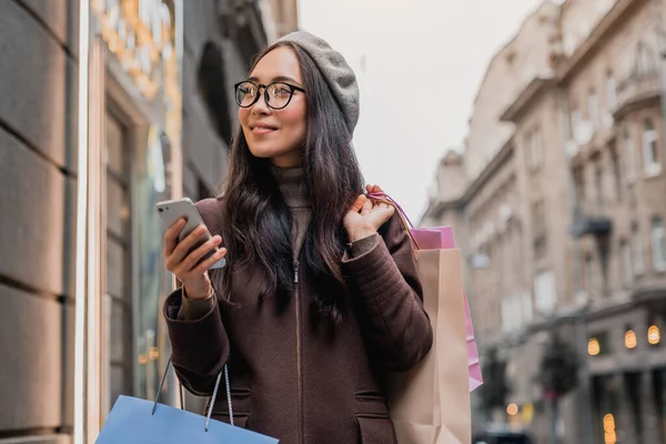 Fiatal Ázsiai Használ Okostelefon Nézi Kirakat Miközben Élvezi Napi Vásárlás — Stock Fotó