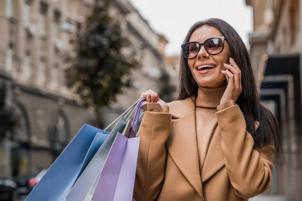 Gyönyörű Napszemüvegben Bevásárló Táskákkal Telefonon Beszél Szabadban — Stock Fotó