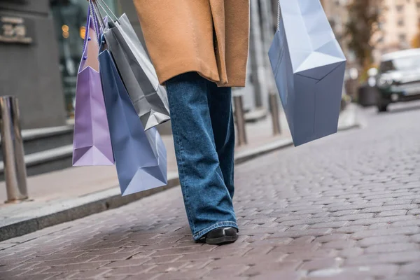 Alacsony Szög Vágott Lövés Bevásárló Táskák Séta Város Utcáin — Stock Fotó