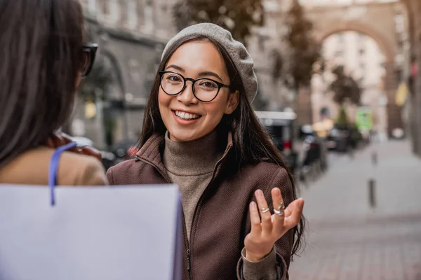 Glimlachende Vriendinnen Met Boodschappentassen Genietend Van Het Weekend Straat — Stockfoto