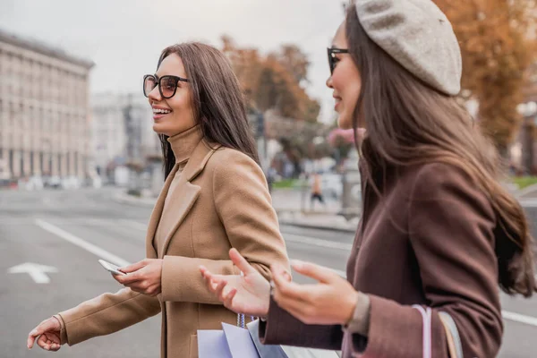 Des Amies Marchant Sur Route Souriant Dans Rue Ville — Photo