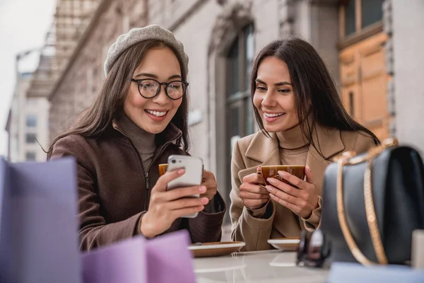 Deux Jeunes Filles Gaies Utilisant Smartphone Tout Étant Assis Café — Photo