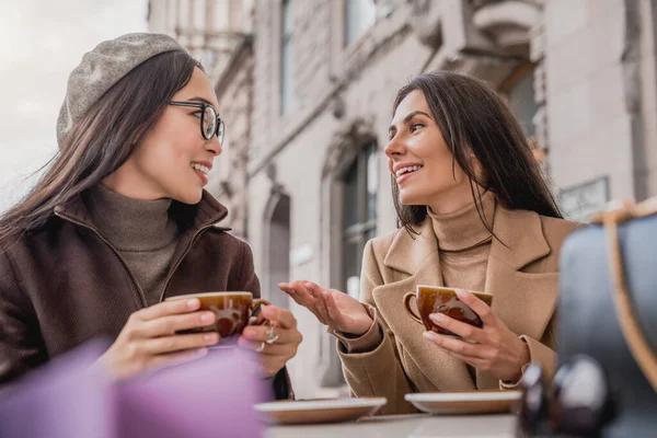 Δύο Νεαρές Όμορφες Γυναίκες Που Μιλάνε Ένα Υπαίθριο Καφέ Τσάντες — Φωτογραφία Αρχείου