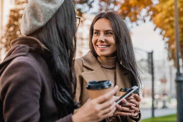 Jonge Vrouwelijke Vrienden Drinken Koffie Terwijl Praten Met Elkaar Zitten — Stockfoto