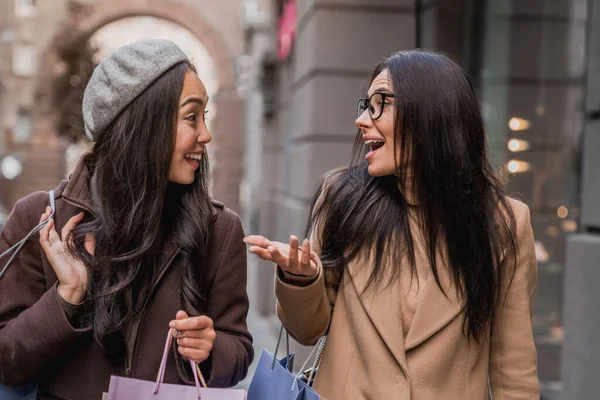 Két Együtt Beszél Sétál Város Utcáján Táskákkal — Stock Fotó
