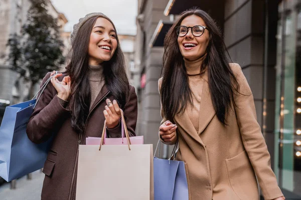 Izgalmas Fiatal Nők Barátok Sétálnak Város Utcáján Bevásárlószatyrokkal — Stock Fotó