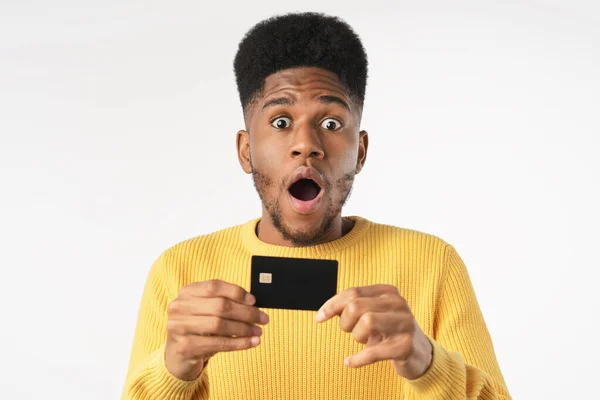 Afrikanischer Junger Mann Mit Kreditkarte Vor Isoliertem Weißen Hintergrund Überrascht — Stockfoto