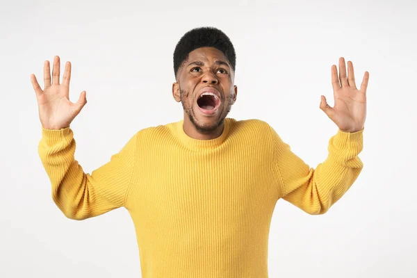 Afroamerikaner Erschrak Panik Und Schrie Vereinzelt Vor Weißem Hintergrund — Stockfoto