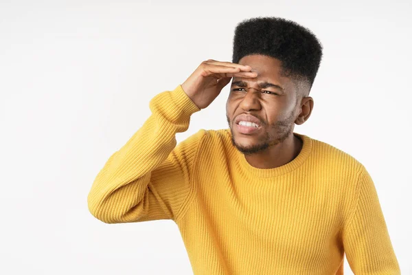 Junger Mann Schaut Mit Der Hand Weit Weg Etwas Über — Stockfoto