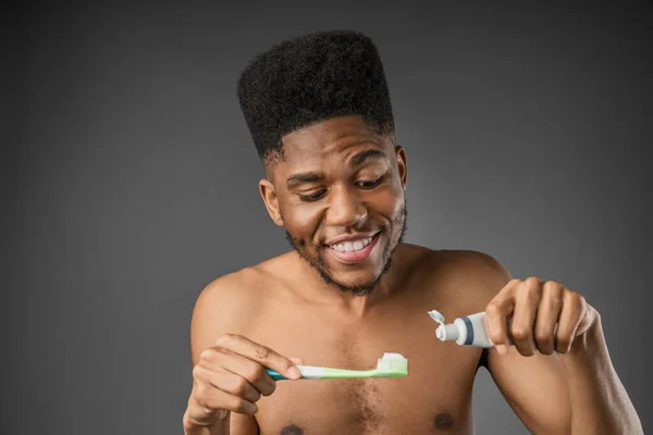 Portrait Homme Beau Heureux Mettant Dentifrice Sur Une Brosse Dents — Photo