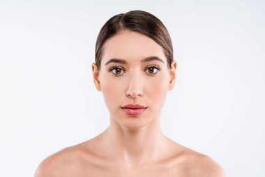 Beyaz arkaplanda doğal makyajlı kadın yüzü ve sağlıklı deri konsepti.