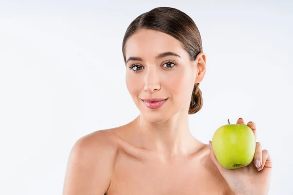 白い背景にリンゴが孤立した若い笑顔の女性 健康的なライフスタイルのコンセプト — ストック写真