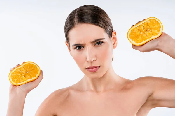 手にオレンジを持つ深刻な女性は白い背景に隔離されます 美の概念 — ストック写真