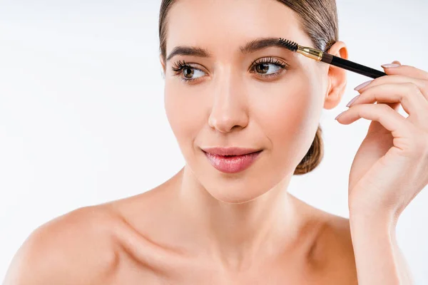 Joven Hermosa Mujer Aplicando Cepillo Cosmético Ceja Maquillaje Natural Sobre — Foto de Stock