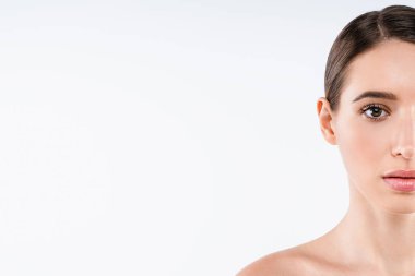 Kadın portresi beyaz arka planda sağlıklı bir cildin yarısını oluşturuyor.