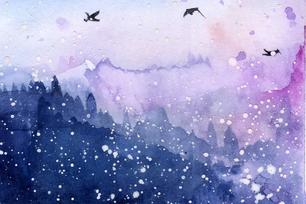 霧の中の森丘だ鳥が飛んでる青い空水彩画雪だ冬 — ストック写真