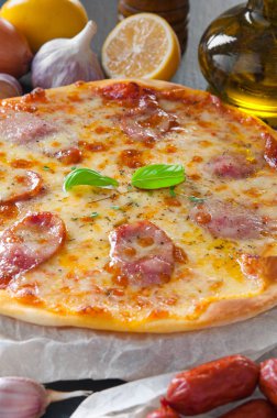 Lezzetli peynir pizza salam yanındaki maddeler ile