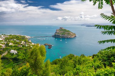 Aragonca kale yeşillik, Ischia, İtalya ile hava doğal görünümü