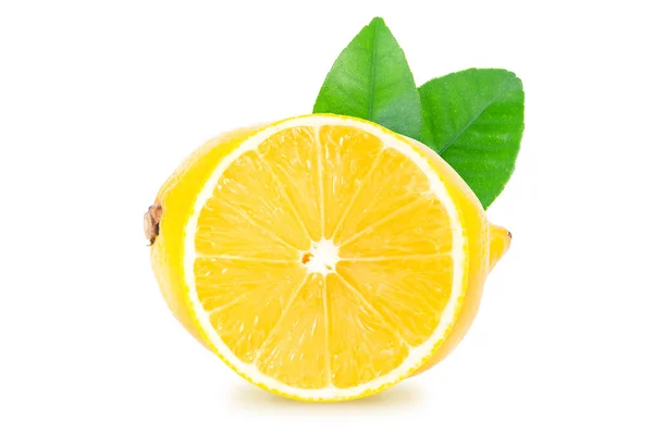 Целые лимонные фрукты и круглый ломтик изолированы на белом фоне с вырезкой пути — стоковое фото