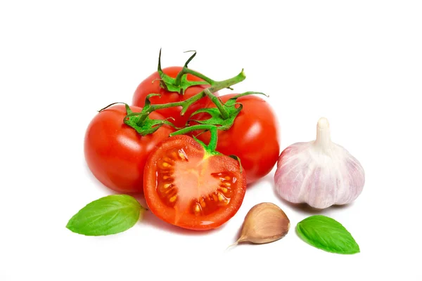 Frische Tomaten und Knoblauch isoliert auf weißem Hintergrund — Stockfoto