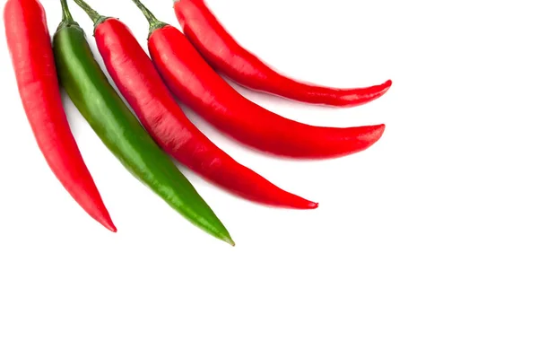 Vijf rode en groene chilipepertjes geïsoleerd op witte achtergrond — Stockfoto