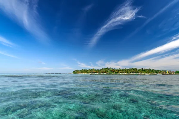 Tropical island resort seascape w słoneczny dzień — Zdjęcie stockowe